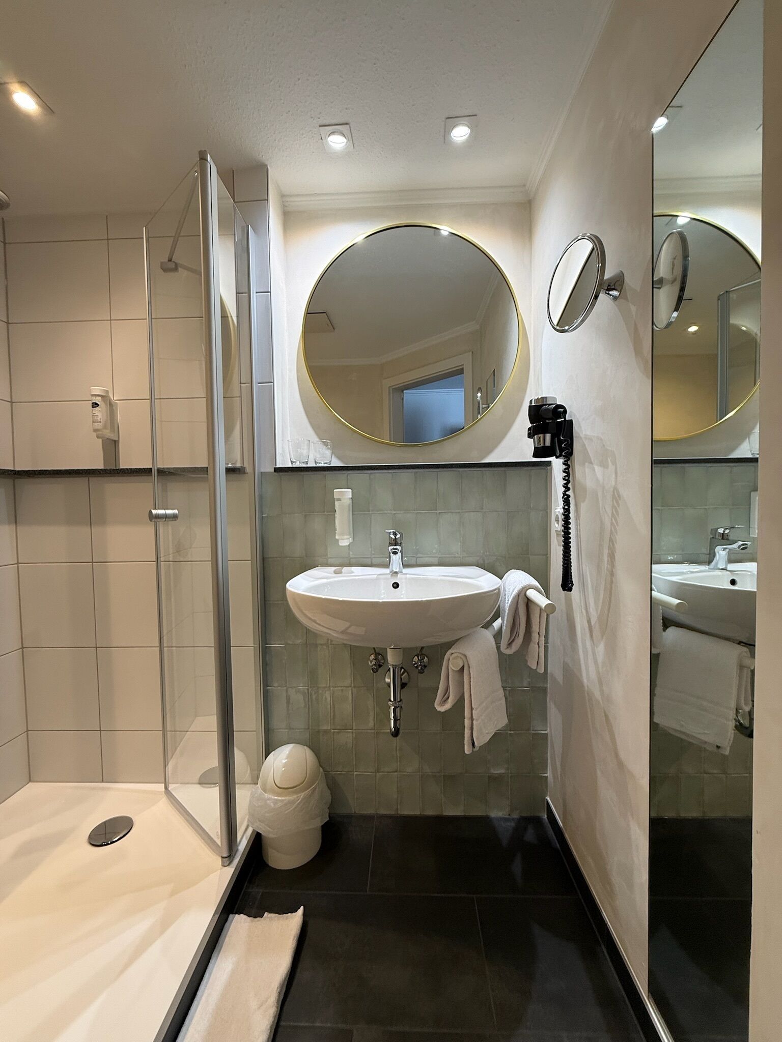 Comfort-Doppelzimmer, eigenes Bad, Stadtblick | Badezimmer | Dusche, Haartrockner, Handtücher, Seife