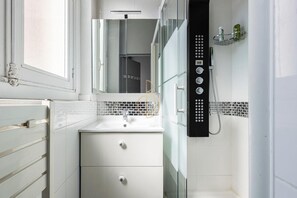 Douche, baignoire à jets, sèche-cheveux, serviettes fournies