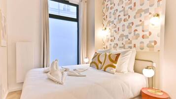 Tabla de planchar con plancha, wifi, ropa de cama