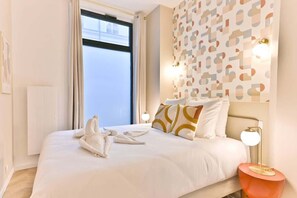 Tabla de planchar con plancha, wifi, ropa de cama