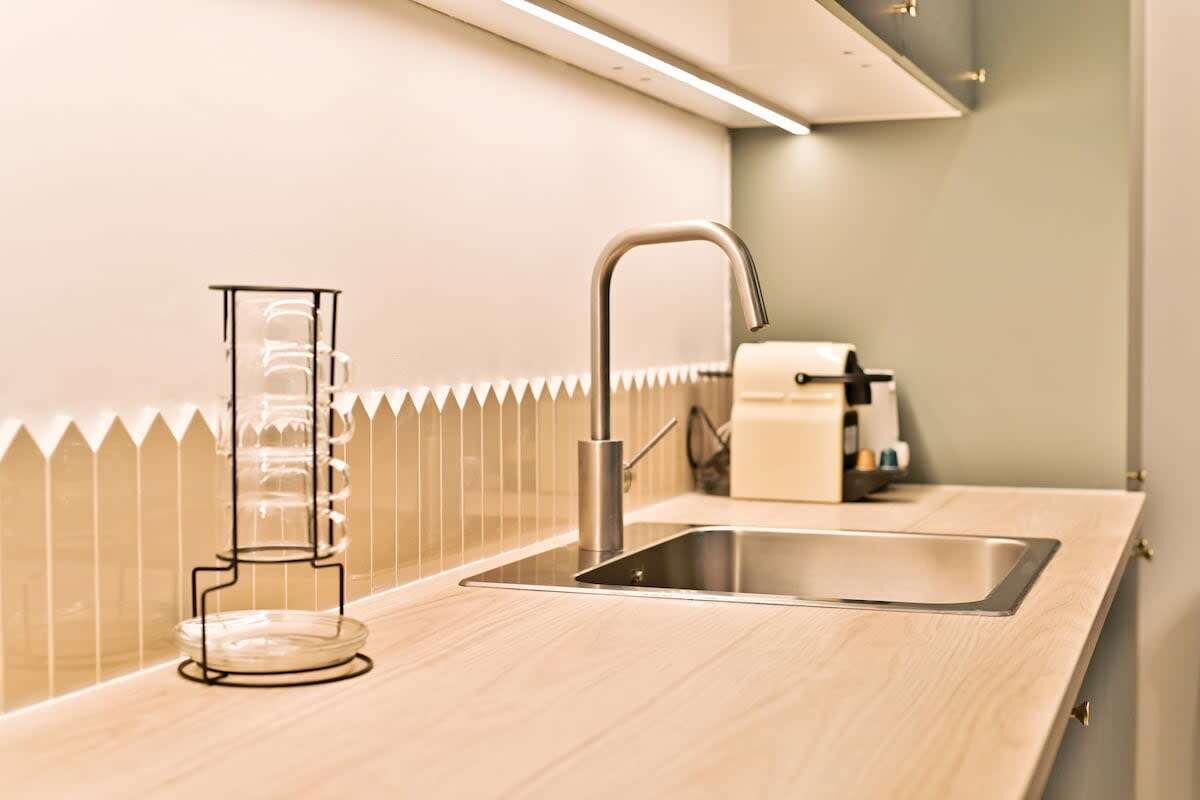 Frigorífico, horno, placa de cocina y lavavajillas