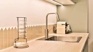 Frigorífico, horno, placa de cocina y lavavajillas