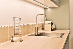 Frigorífico, horno, placa de cocina y lavavajillas