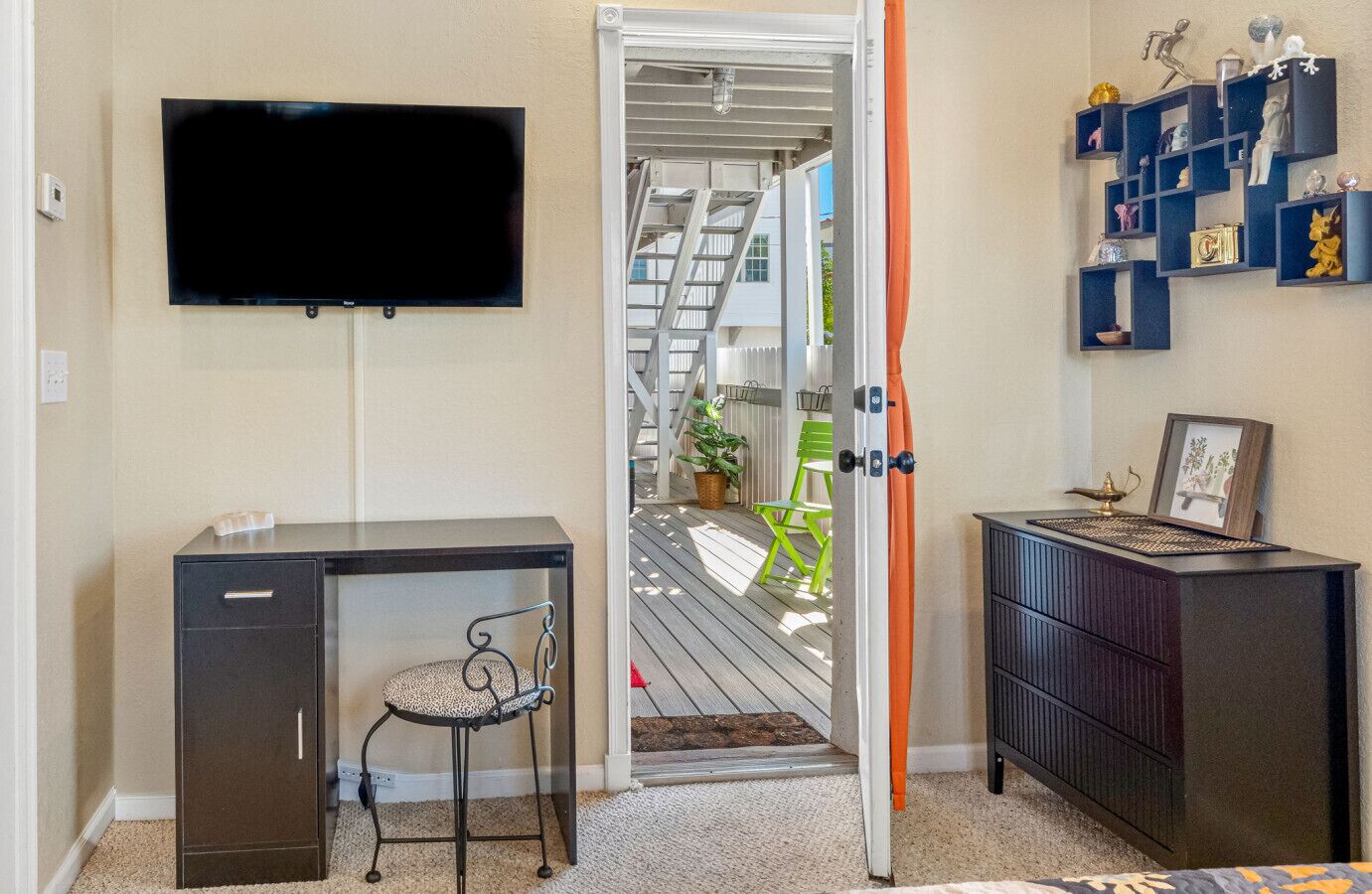 Desk, iron/ironing board, WiFi, bed sheets