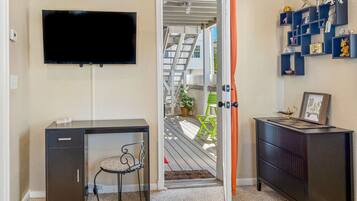 Desk, iron/ironing board, WiFi, bed sheets