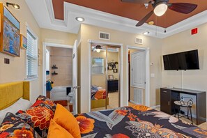 1 bedroom, desk, iron/ironing board, WiFi - `The Gallery` - Artful Stay in Downtown St Pete (St. Petersburg)