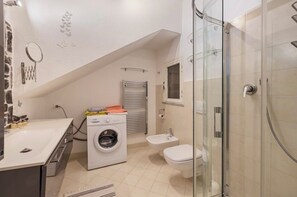 Hårtørrer, håndklæder, Sæbe, Toiletpapir