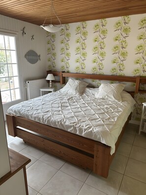 Iron/ironing board, WiFi, bed sheets