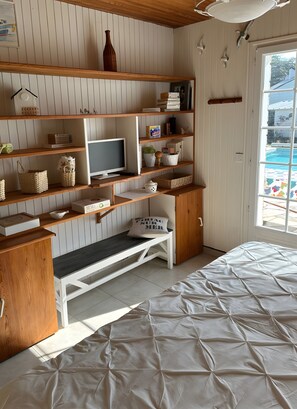 Tabla de planchar con plancha, wifi y ropa de cama 