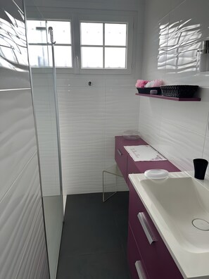 Regadera, secadora de cabello, toallas 