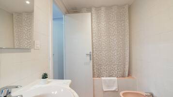 Een haardroger, handdoeken