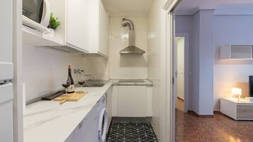 Een koelkast, een koffiezetapparaat/waterkoker