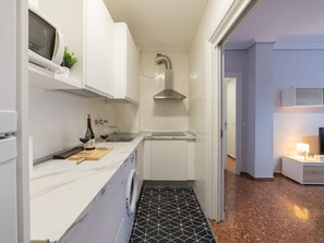 Fridge, coffee/tea maker