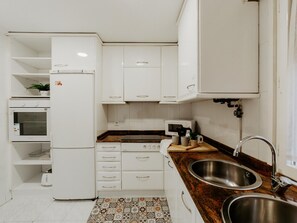 Fridge, microwave, oven, coffee/tea maker - El Balconcito de Gran Via in Logroño (Logroño)