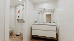A modern bathroom with a white sink, mirror, and toilet. - Charming apartment in Logroño for 4, includes Wi-Fi (Logroño)