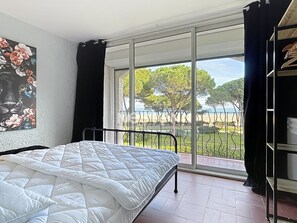 2 bedrooms, free WiFi - Sunny Escape - 2-Bedroom Apartment with Sea View (Argelès-sur-Mer)