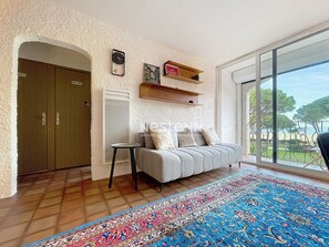 TV - Sunny Escape - 2-Bedroom Apartment with Sea View (Argelès-sur-Mer)