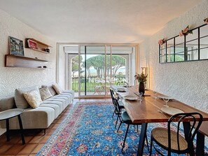 Dining - Sunny Escape - 2-Bedroom Apartment with Sea View (Argelès-sur-Mer)