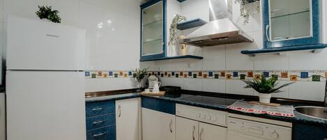 Een koelkast, een magnetron, een koffiezetapparaat/waterkoker