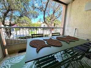 Outdoor dining - Air-conditioned apartment with parking, close to beach and shops (Argelès-sur-Mer)
