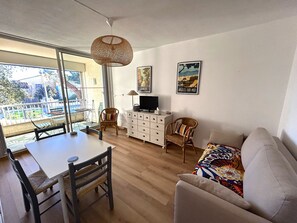 TV - Air-conditioned apartment with parking, close to beach and shops (Argelès-sur-Mer)