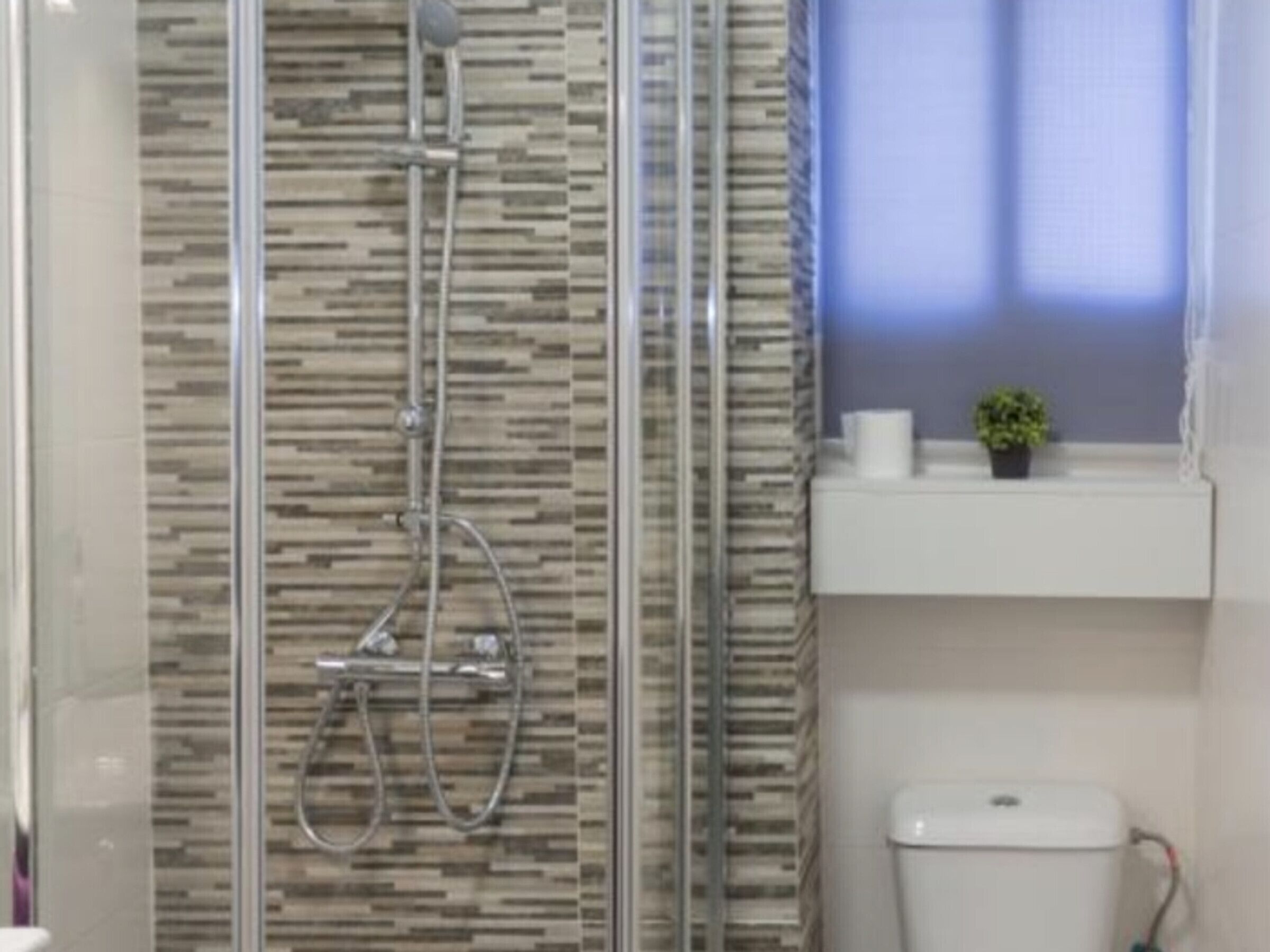 Sèche-cheveux, serviettes fournies