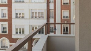 A multi-story building with a balcony. - Renovated Apartment in Central Logroño with Private Parking (Logroño)