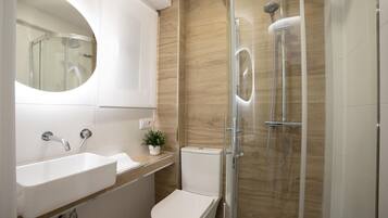 Secador de pelo, toallas