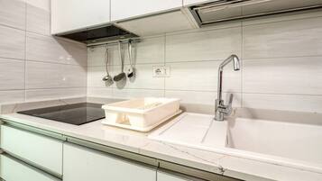 Kühlschrank, Herdplatte, Kochgeschirr/Geschirr/Besteck