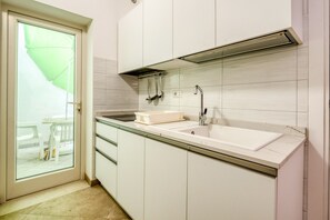 Refrigerador, placa de cocina, utensilios de cocina