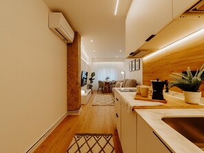 Una cocina moderna con armarios de madera, una encimera y un lavabo.