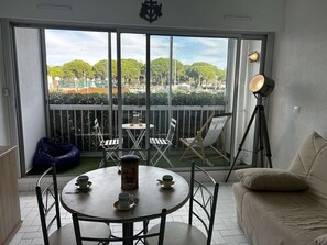 TV - Studio cabin for 4 in Port Camargue with terrace and private parking (Port Camargue)