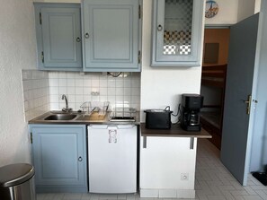 Fridge, stovetop, coffee/tea maker, toaster - Studio cabin for 4 in Port Camargue with terrace and private parking (Port Camargue)