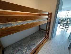 Room - Studio cabin for 4 in Port Camargue with terrace and private parking (Port Camargue)
