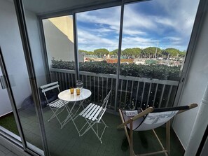 Dining - Studio cabin for 4 in Port Camargue with terrace and private parking (Port Camargue)