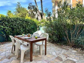 Outdoor dining - Apartment with garden and parking near beaches (Hyères)