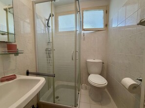 A bathroom with a glass-enclosed shower, a toilet, a sink, and a window. - House with Garden in Saint-Georges-d'Oléron for 6 people (Saint-Georges-d'Oléron)