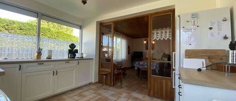 Geladeira, micro-ondas, cooktop, lava-louças