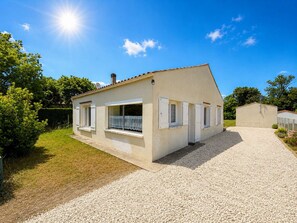 A single-story house with a sloped roof, a gravel driveway, and a small garden area. - House with Garden in Saint-Georges-d'Oléron for 6 people (Saint-Georges-d'Oléron)