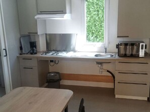 Jääkaappi, mikroaaltouuni, kahvin-/teenkeitin