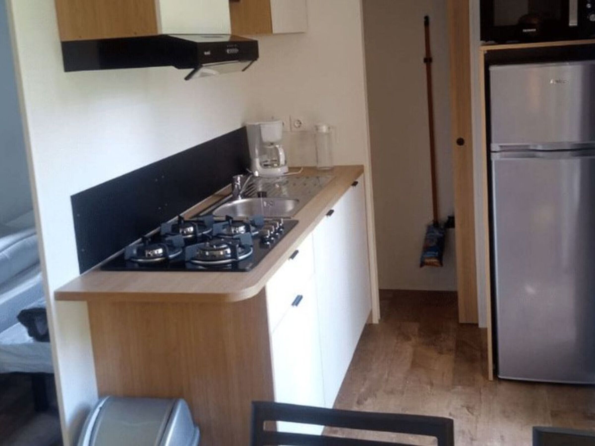 Fridge, microwave, oven, coffee/tea maker