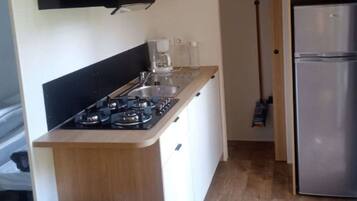 Fridge, microwave, oven, coffee/tea maker