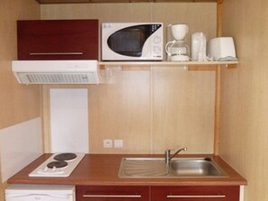 Refrigerador, microondas, cafetera y tetera y tostadora 