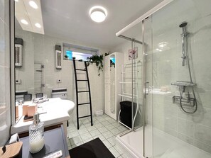Bathroom - Pleasant T2 in La Bourboule, South Terrace, WiFi, Parking (La Bourboule)