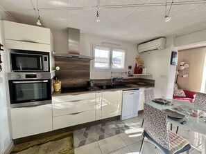 Fridge, microwave, oven, stovetop - Cap d'Agde - T2 Apt with Garden, Saint Martin (Cap d'Agde)