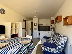 Interior - Argelès-sur-Mer: 2-Bedroom/Cabin Apt with Pool (Argelès-sur-Mer)