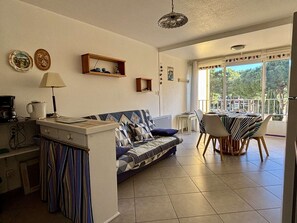 TV - Argelès-sur-Mer: 2-Bedroom/Cabin Apt with Pool (Argelès-sur-Mer)
