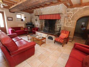 TV, fireplace, ping pong - Historic House in Normandy, Close to Beach (Réville)