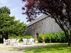 Outdoor dining - Historic House in Normandy, Close to Beach (Réville)