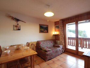 TV - 2 Room Cabin near Slopes with Parking Included (Les Carroz d'Arâches)